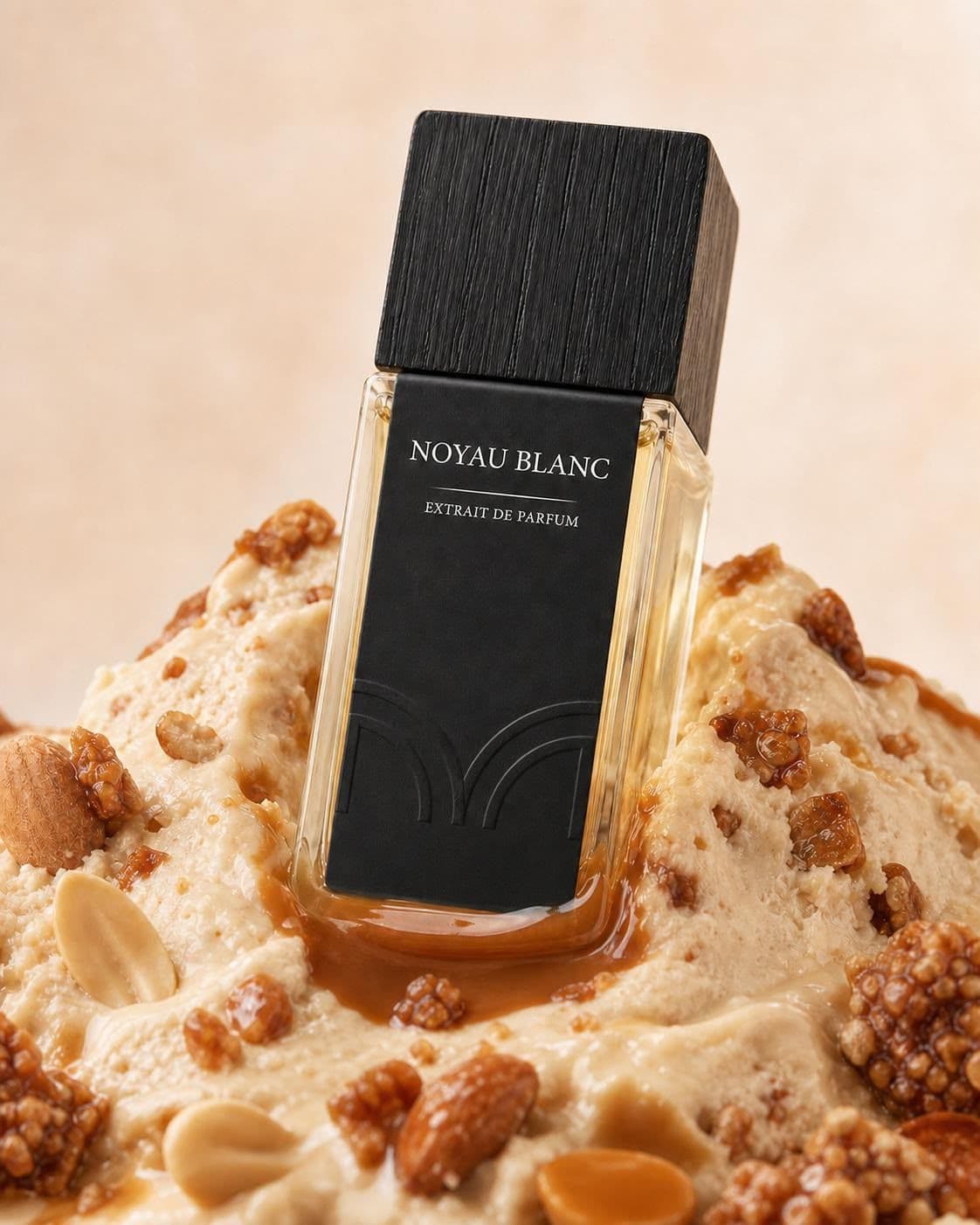 Flacon signature Sayel Parfumerie, présenté dans une lumière ambrée