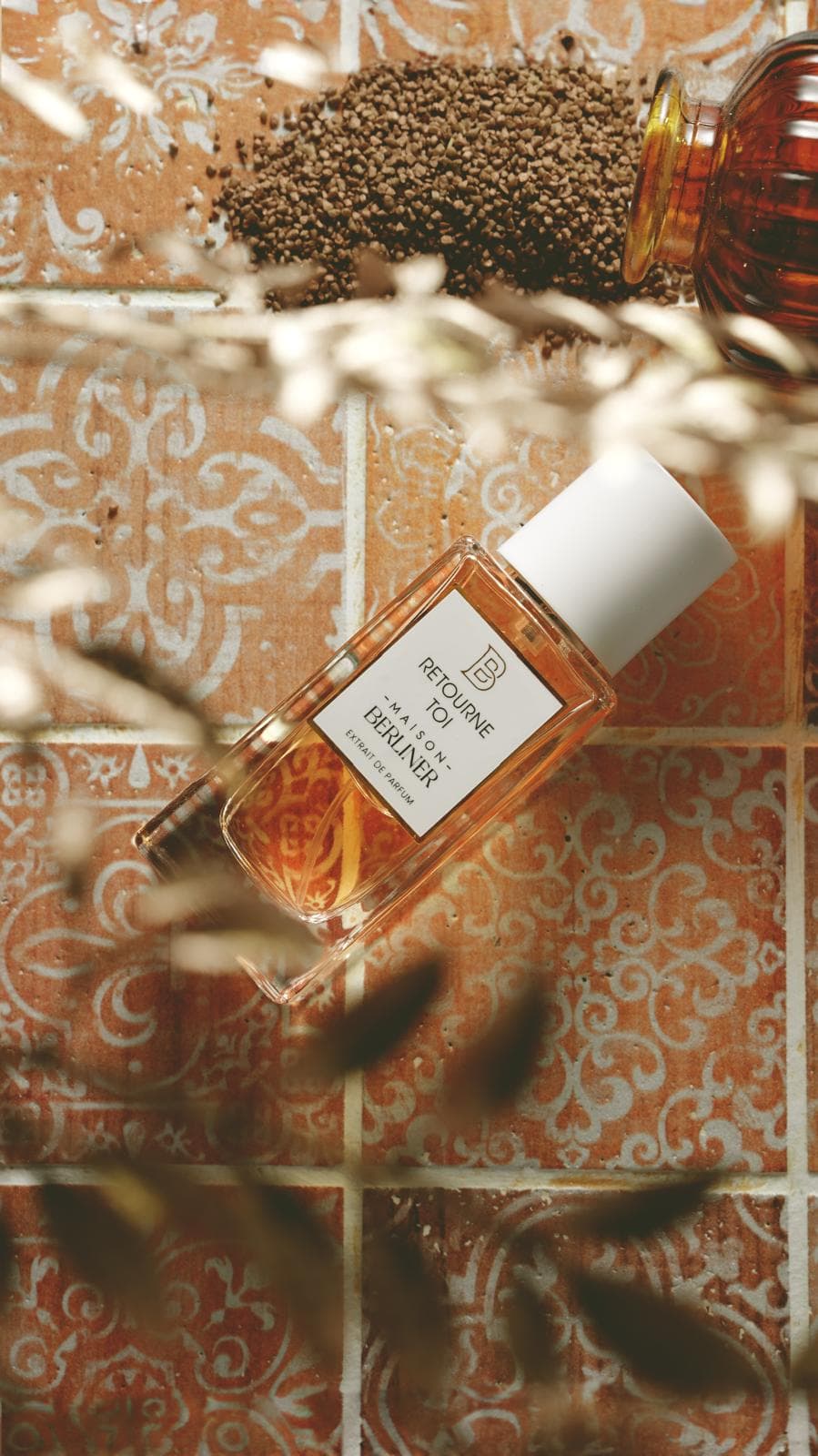 Flacon signature Sayel Parfumerie, présenté dans une lumière ambrée