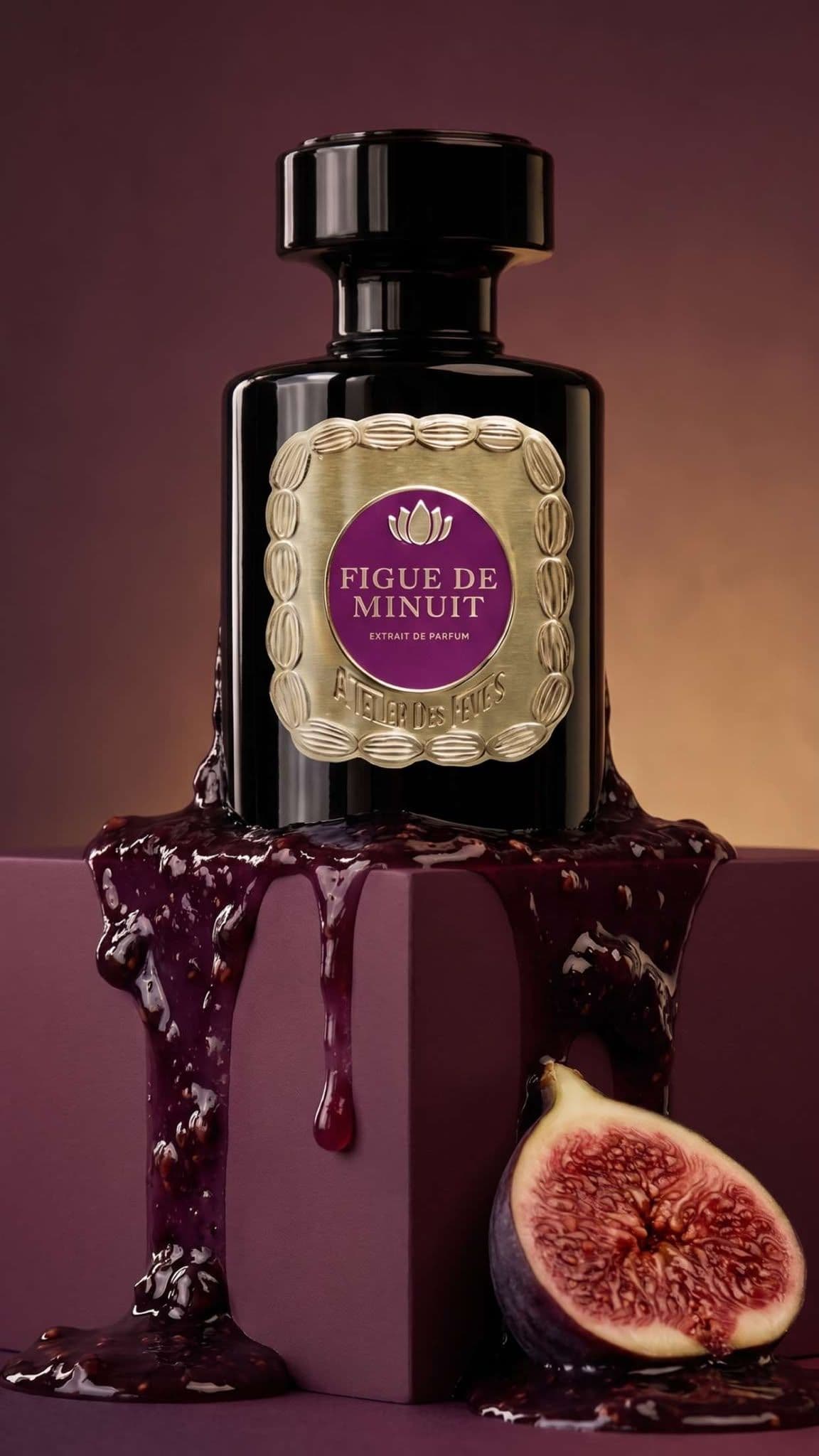 Flacon signature Sayel Parfumerie, présenté dans une lumière ambrée